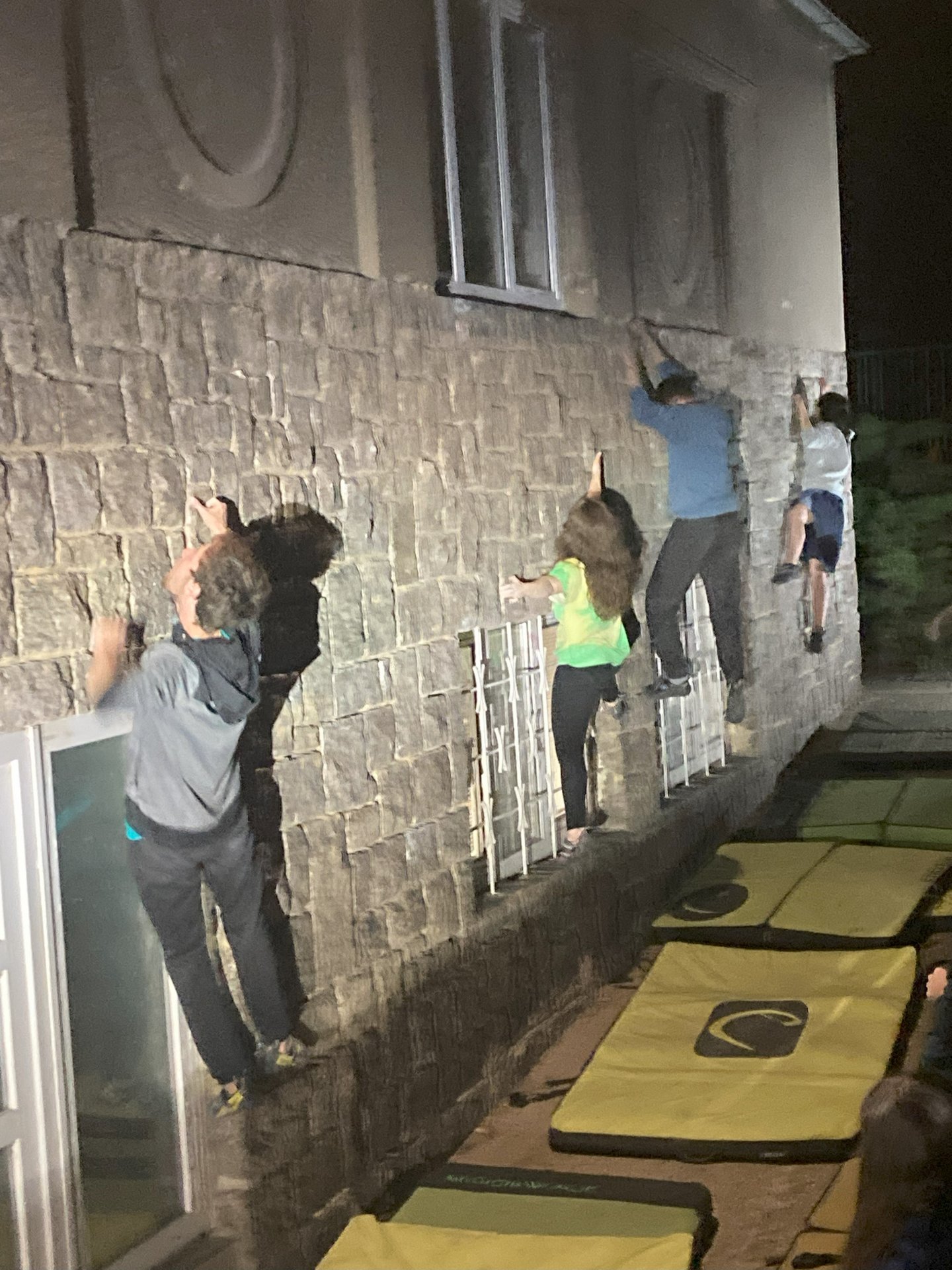 Přespávačka na stěně pro starší